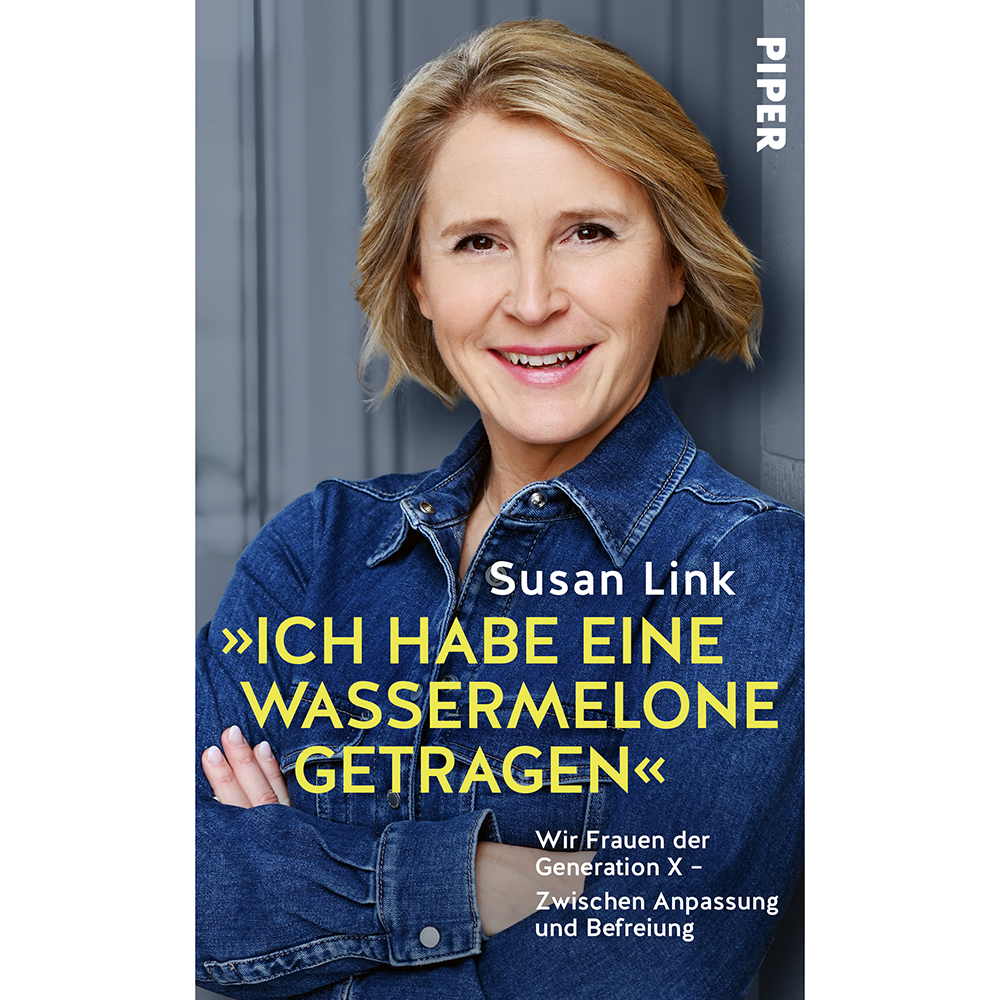 Das Buchcover zeigt ein Porträt der Autorin Susan Link, frontal lächelnd in einem blauen Jeanshemd vor einem verschwommenen graublauen Hintergrund. Der Titel erscheint groß in kräftigem gelben Großbuchstaben: „Ich habe eine Wassermelone getragen“. Den Autorennamen Susan Link und den Untertitel „Wir Frauen der Generation X – Zwischen Anpassung und Befreiung“ zeigt weiße, schlichte Typografie. Die Gestaltung wirkt nahbar, aufgeräumt und freundlich.